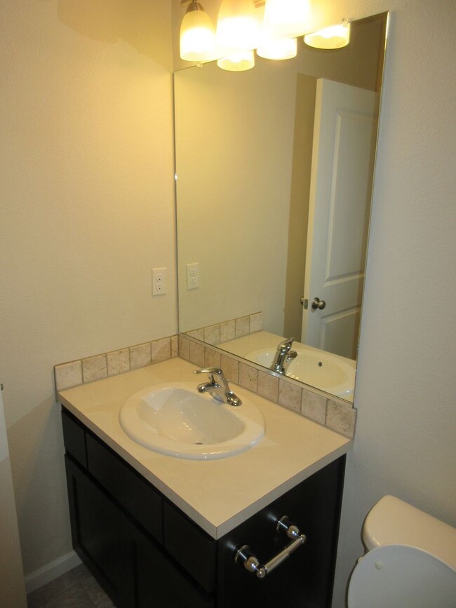 Building Photo - Newer 3 bedroom in South Salem