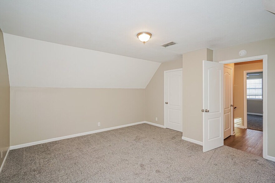 Building Photo - 642 Knollwood Dr