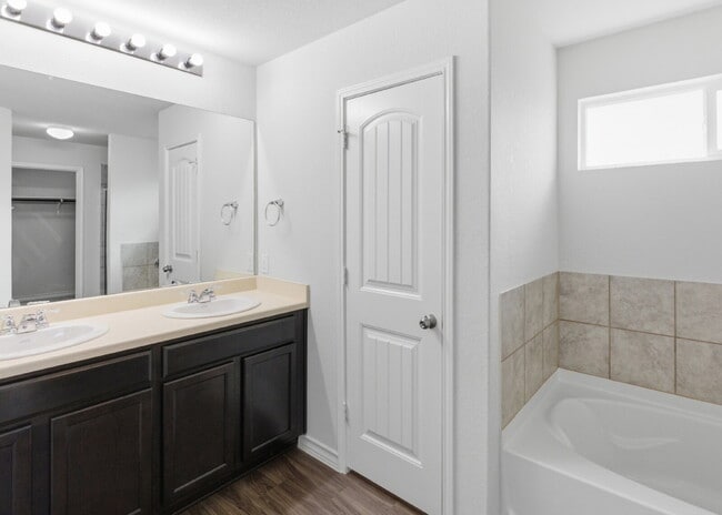 Building Photo - Spacious 4 Bedroom Home with Covered Patio in Red River Ranch