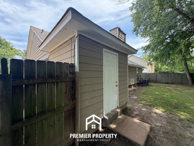Building Photo - Charming 3BR/2BA Bartlett Area Home | Brick Fireplace & Bay Window
