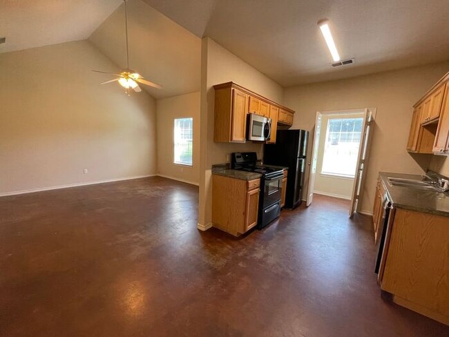 Building Photo - (( SUMMER SPECIAL!!)) Lovely 3/2 Duplex Ho...