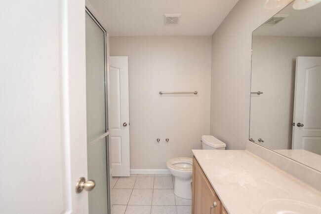 Building Photo - Welcome to this spacious three-bedroom, three-bath home in the heart of Palm Bay