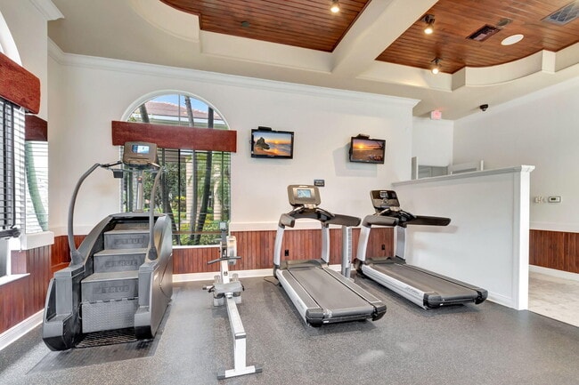 Building Photo - 10337 Trianon Pl