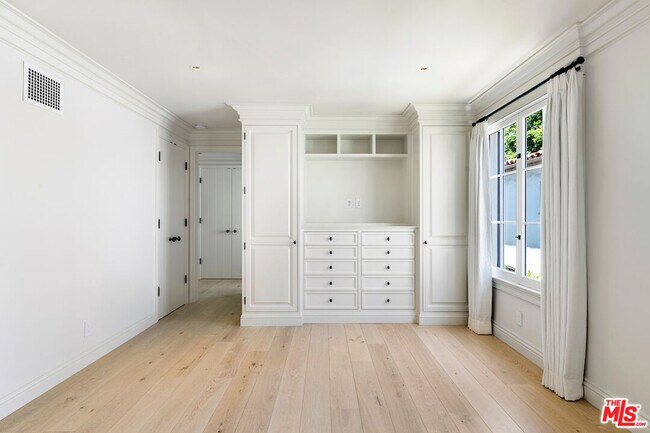 Building Photo - 152 S Camden Dr