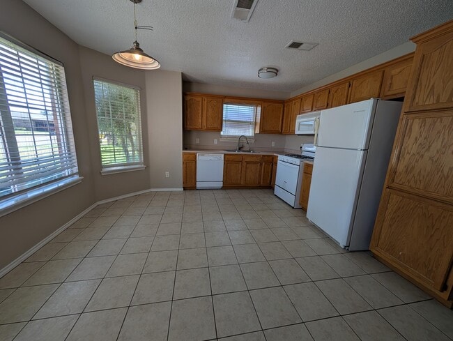 Building Photo - 10606 Belton Av.