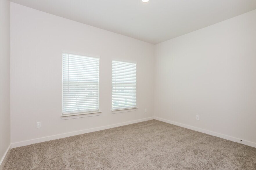 Building Photo - 1540 Woodwinds Dr