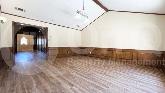 Building Photo - 10 Cypress Ct