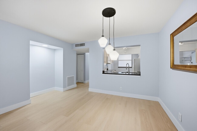 Building Photo - 2070 Homewood Blvd