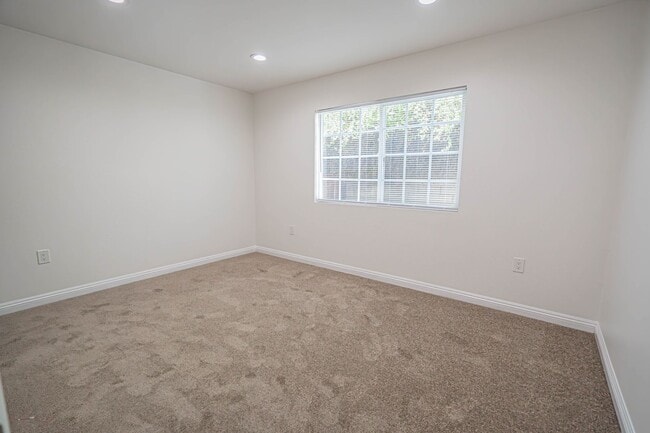Building Photo - 3-Bedroom Single-Story Home with Private P...