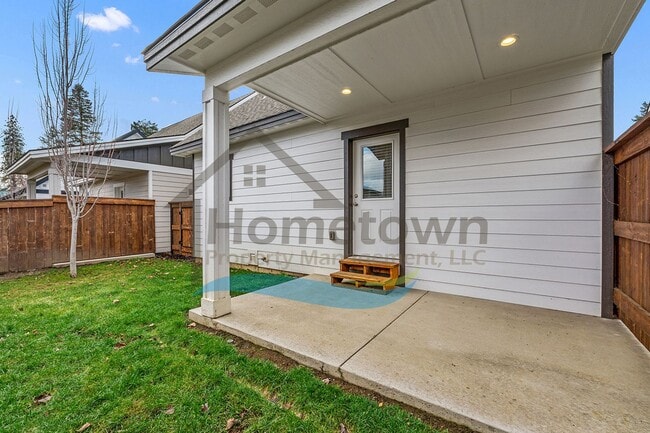 Building Photo - 2 Bedroom 2 Bath Home with Attached Garage Available in Coeur d'Alene!