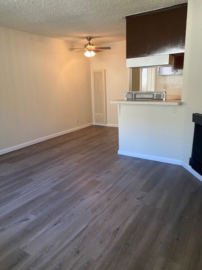 Building Photo - Beautiful One Bedroom