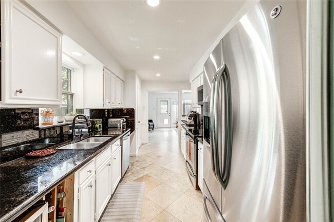 Building Photo - 13050 Trail Hollow Dr