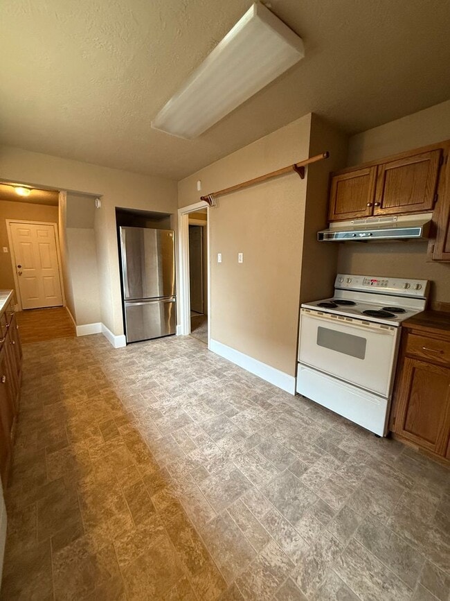 Building Photo - 3bd & 1 1/2ba with 2 Car Garage