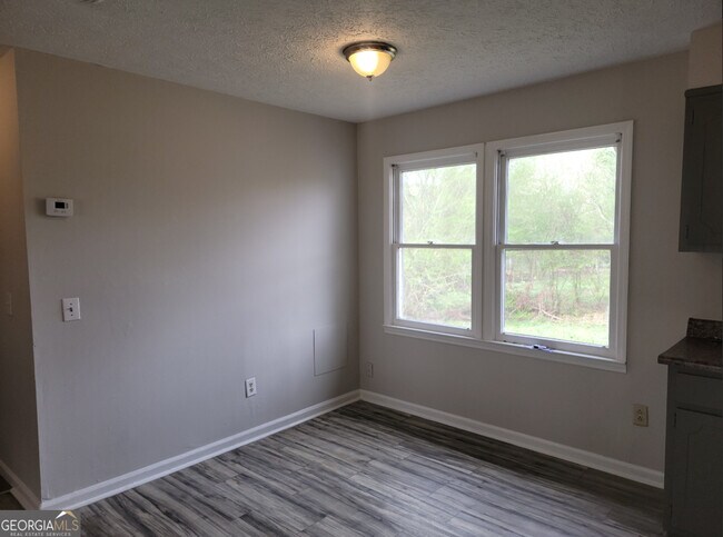 Building Photo - 15 Greenview Dr