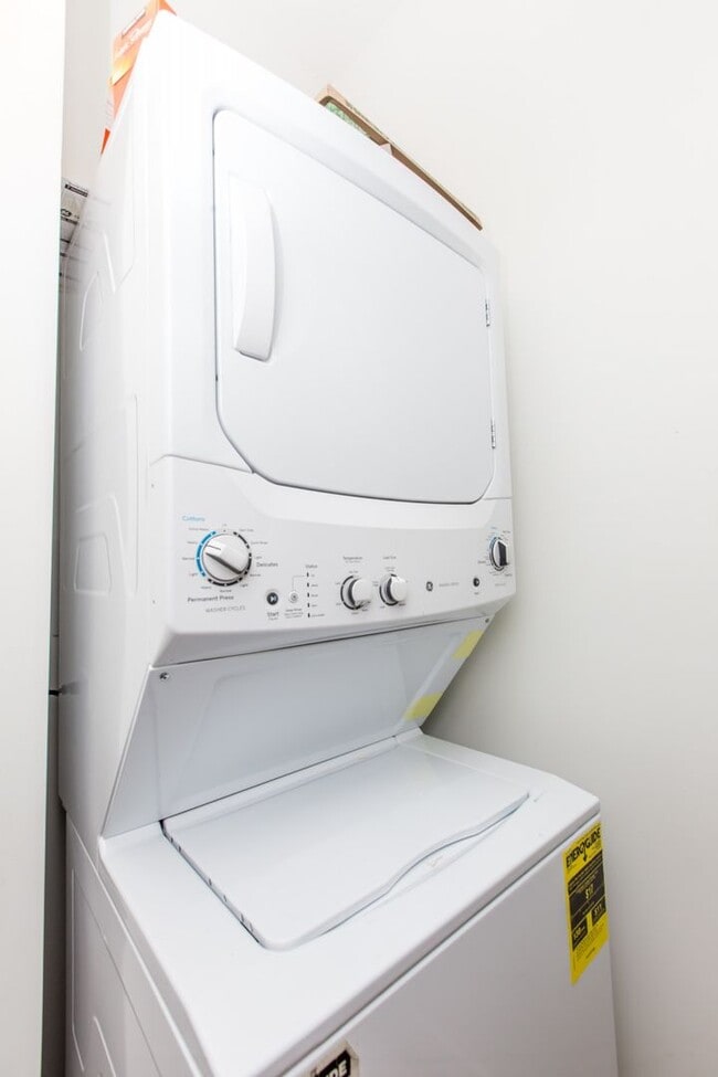 Building Photo - Condo Quality 1Bed/1 Bath in Hot Bucktown/Wicker Park Location! Central Air & In-Unit Laundry!