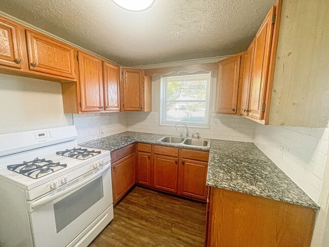 Building Photo - Updated 2 Bed Home with Garage, Huge Yard & Storage in Del City