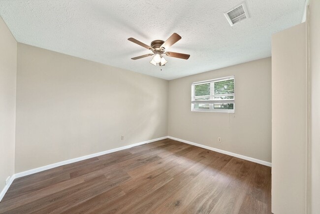 Building Photo - Now available in Lynn Haven, great location