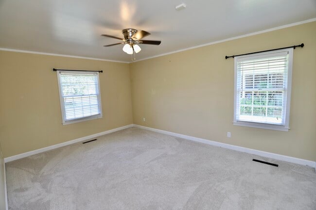 Building Photo - 549 Pringle Dr