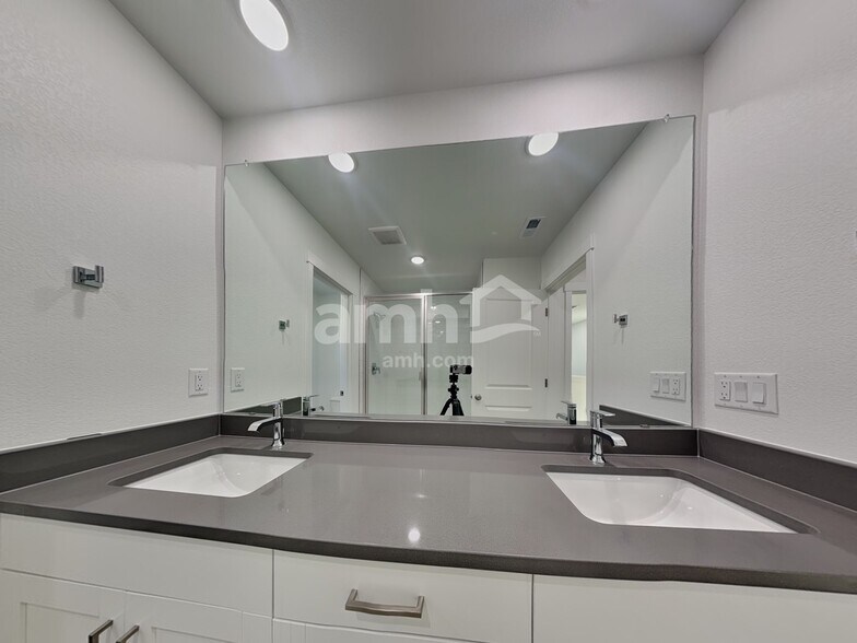 Building Photo - 360 N Addison Way