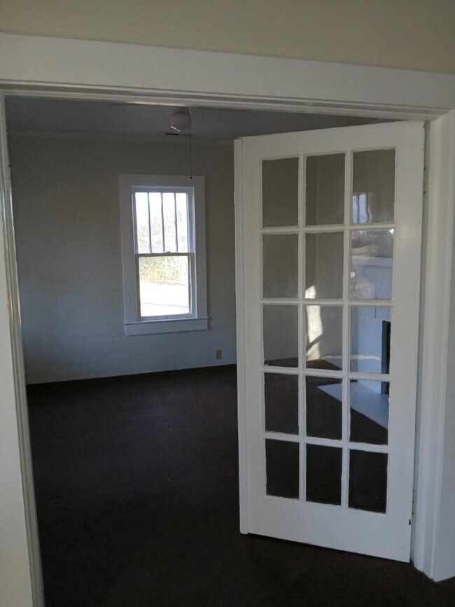 Building Photo - 512 E Main St