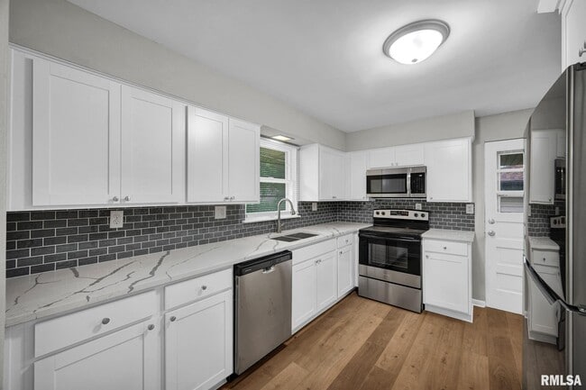 Building Photo - 1407 W Sunnyview Dr
