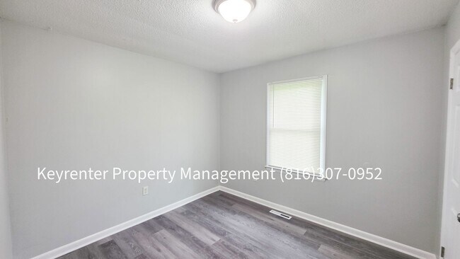 Building Photo - 202 N Paul Dr