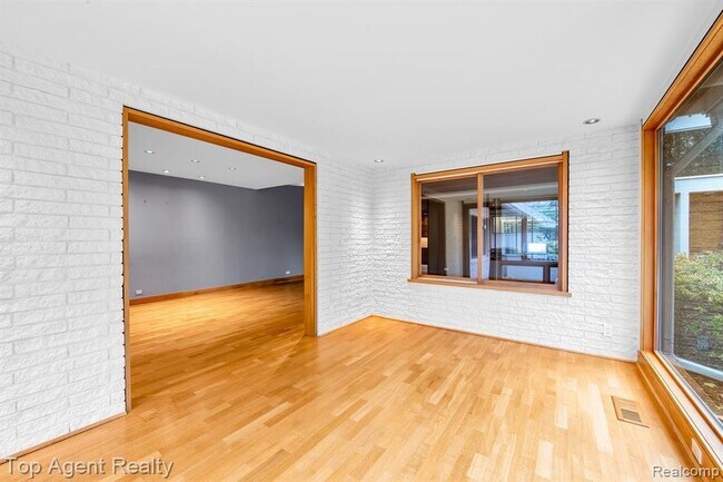 Building Photo - 5760 Snowshoe Cir