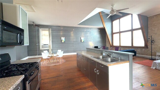 Building Photo - 103 W Walnut St