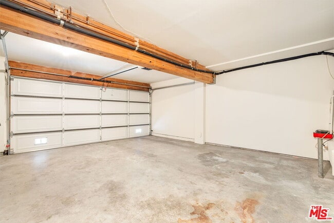 Building Photo - 1559 Palisades Dr