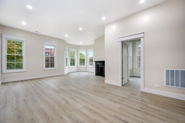 Living room - 1619 W Balmoral Ave