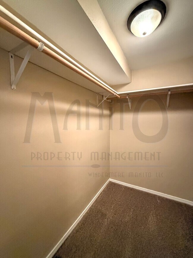 Building Photo - Beautiful Carnahan Crest Townhome