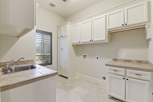 Building Photo - 30 N Palmiera Cir