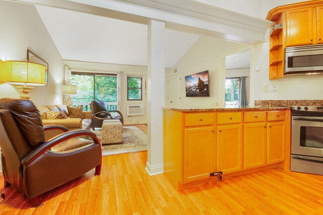 Building Photo - 403 Deerpath W