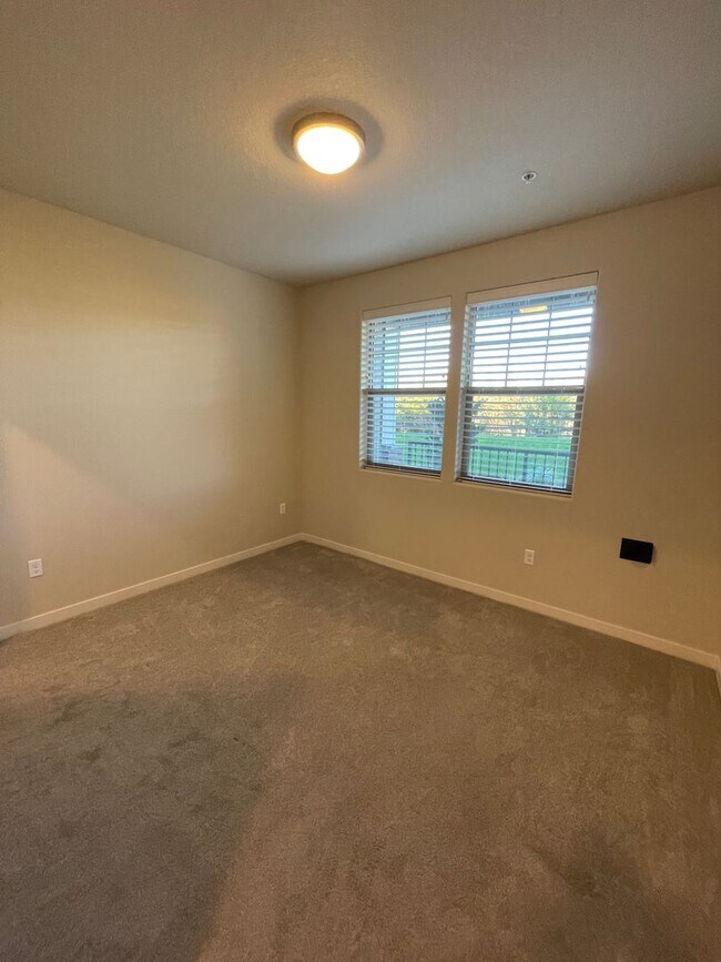 Building Photo - New 1BR Condo available in Bethany area