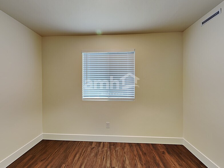 Building Photo - 701 S Rocker Ave