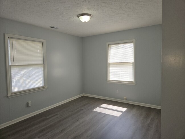 Building Photo - 1617 Hennessy Pl