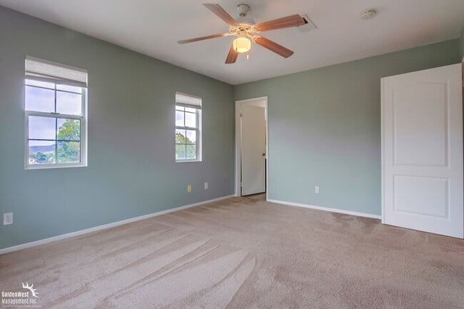 Building Photo - Beautifully 5Bdm 3.5Ba Home in Prime Location