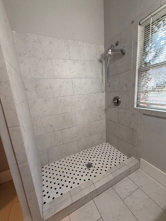 Building Photo - Spacious 3 Bed Near Downtown & OU Health + W/D Included & Driveway Parking