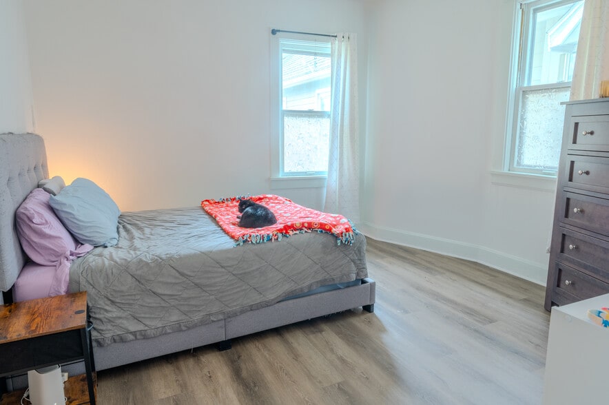 Expansive master bedroom with multiple windows. - 1534 N Marshall St