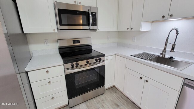 Building Photo - 6203 E Glencove St