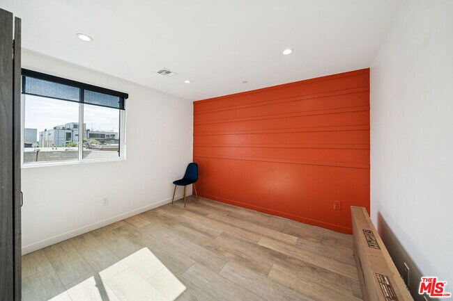 Building Photo - 835 N Harvard Blvd