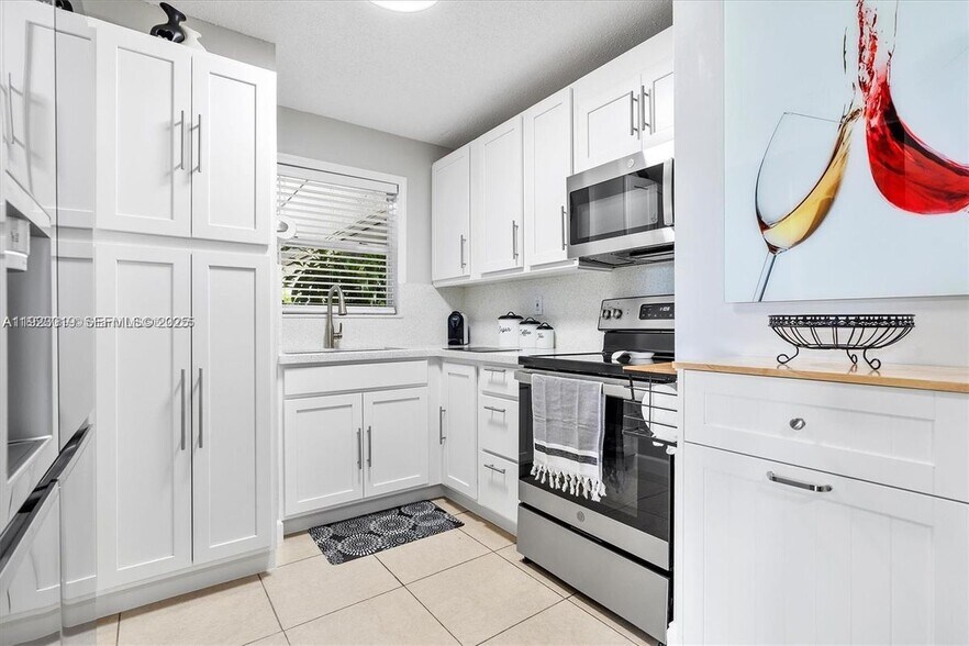 Building Photo - 8841 W Flagler St