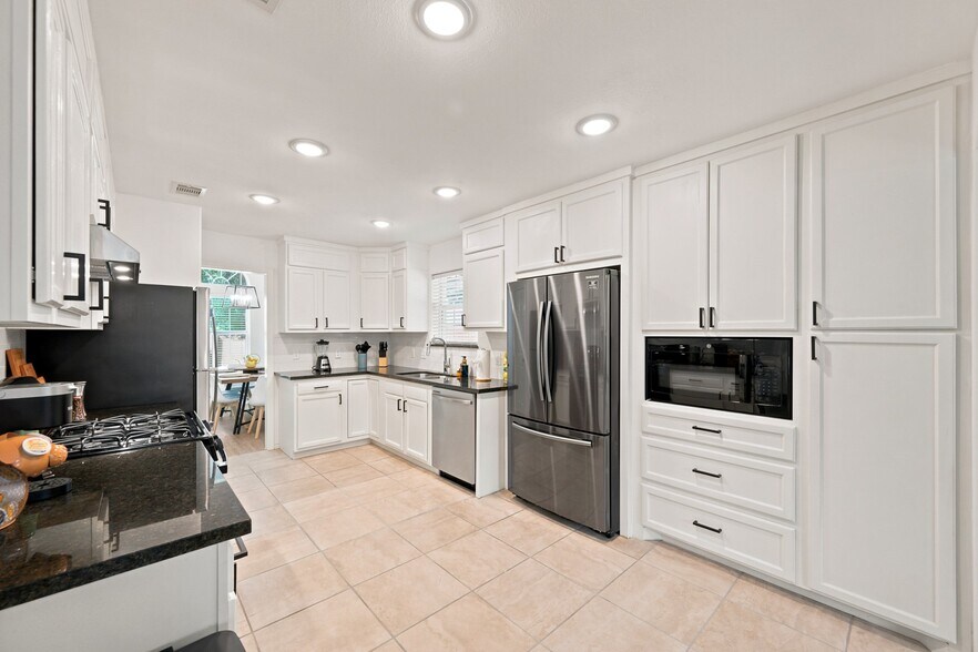 Building Photo - 3565 Dreyfus St