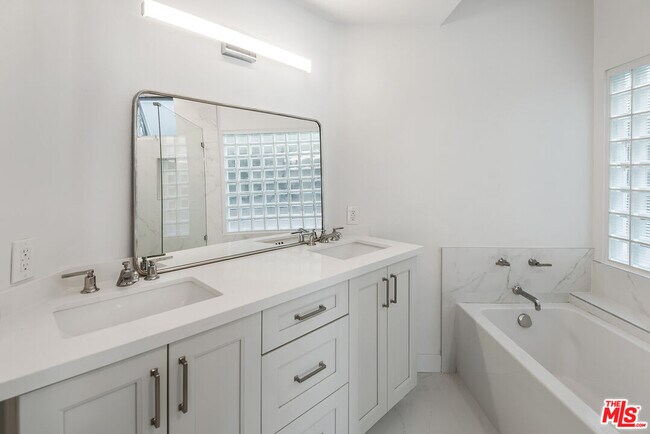 Building Photo - 2913 3rd St