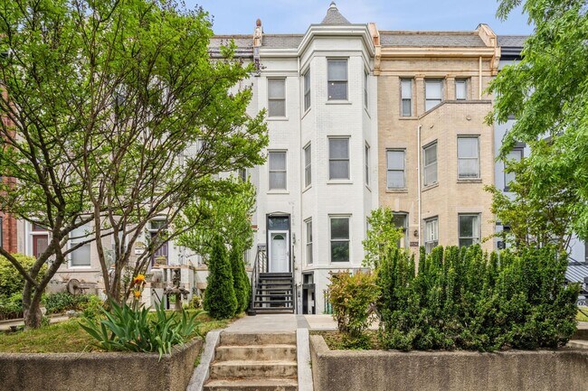 Building Photo - Beautiful 3br/4ba Columbia Heights Home wi...