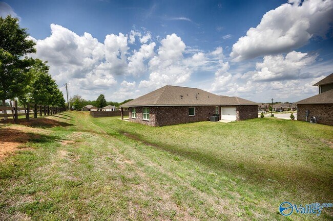 Building Photo - 100 River Springs Ct