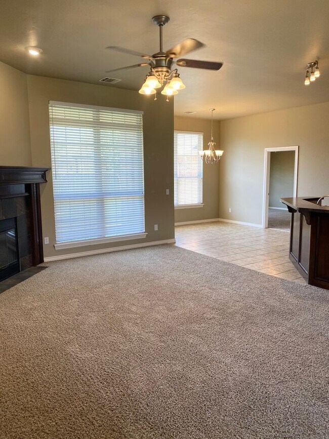 Building Photo - Beautiful Home in Southeast Moore with Storm Shelter!