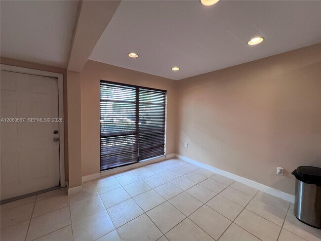 Building Photo - 2750 N 34th Ave