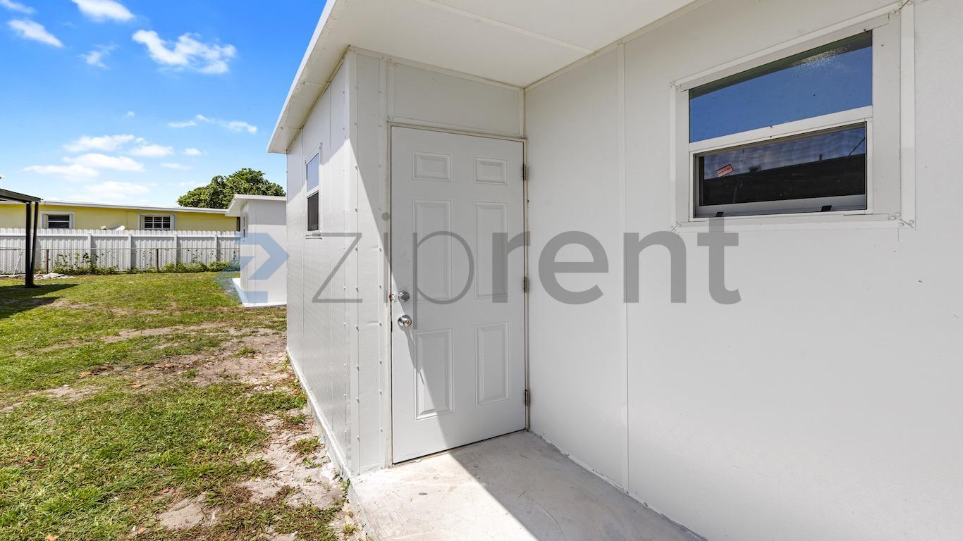 Building Photo - Unit B