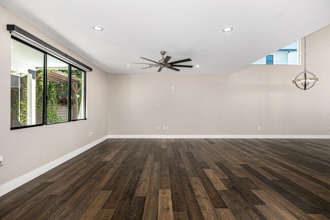 Building Photo - 3821 E Devonshire Ave